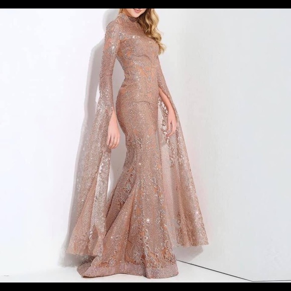 Dress - Picture 1 of 4